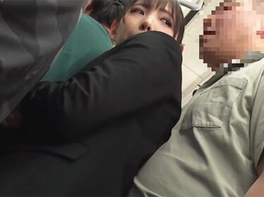 [生ハメ×美女]《痴●》エレガントな若手OLが満員電車で触れ合いながらも欲望に抗えず激しいオルガズムに何度も突き上げられる官能シーンが刺激的！